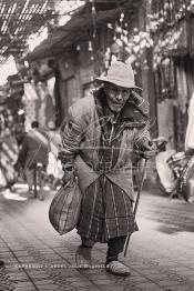 Image du Maroc Professionnelle de  Un grand père marche avec sa canne au souk Semmarine  à Marrakech, le 15 Janvier 2008. (Photo / Abdeljalil Bounhar)

